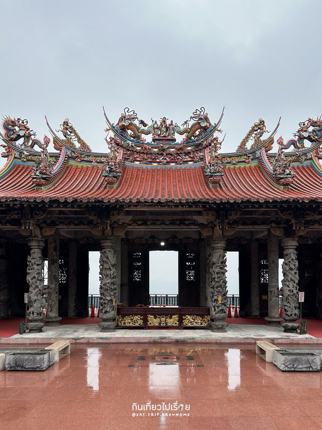 ไหว้พระในวันที่ฝนพรำ บรรยากาศสงบอย่างบอกไม่ถูก