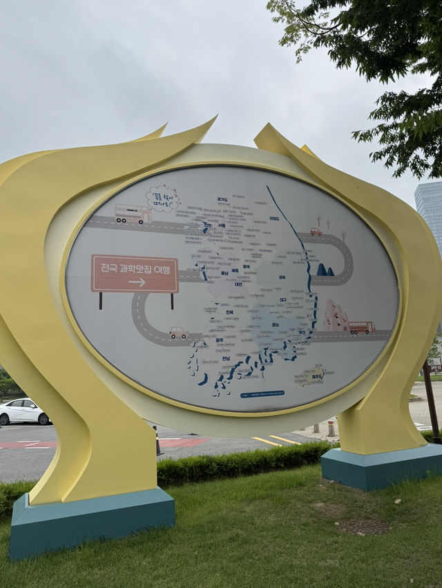 무당벌레 조형물과 느티나무 쉼터가 있는 로맨틱 공원👩‍❤️‍👨
