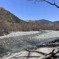 🌿 山と水の楽園へようこそ：上高地の春散策 🏞️✨