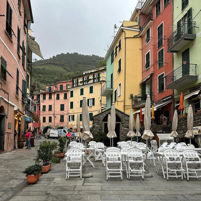 🏡 *Cinque Terre: A Rainbow Cascade of Seaside Villages* 🌊🌿
