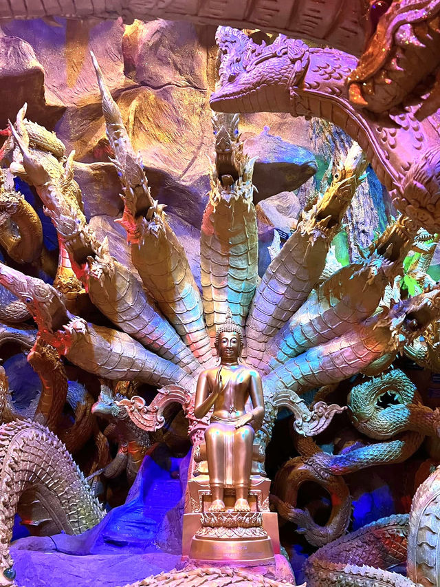 ✨カラフルな龍のトンネルをくぐって、神秘の寺「ワット・マニーウォン」へ🌈🐲