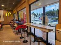 🍔🌊 "McDonald’s บางแสน – เบอร์เกอร์ไก่ริมทะเล
