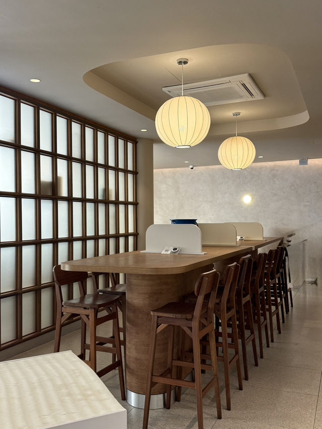 More style than substance at pricey cafe