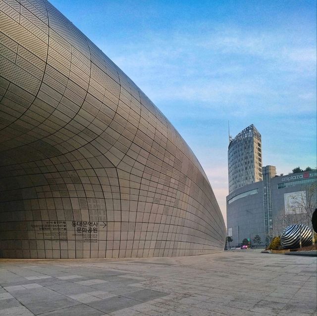 🇰🇷 DDP: Seoul’s Architectural Gem of Futuristic Flair