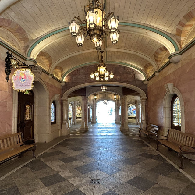 【上海】 上海ディズニーランド お城の中の壁画と不思議の国のアリス迷路