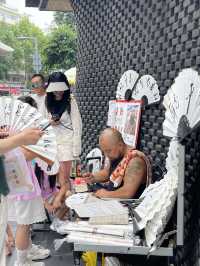 สัมผัสบรรยากาศถนนคนเดินที่มีครบจบในที่นี่
