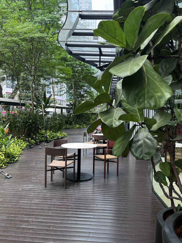 Étoile Bistro: Chic Spot for Coffee, Pastries & Afternoon Indulgence 