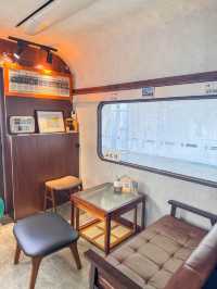 在時光靜止的車廂裡享受午後一杯咖啡、一份甜點