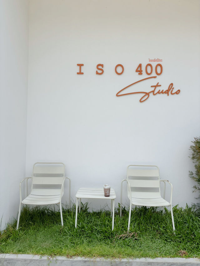 Iso 400 studio คาเฟ่มินิมอลแห่งสารคาม