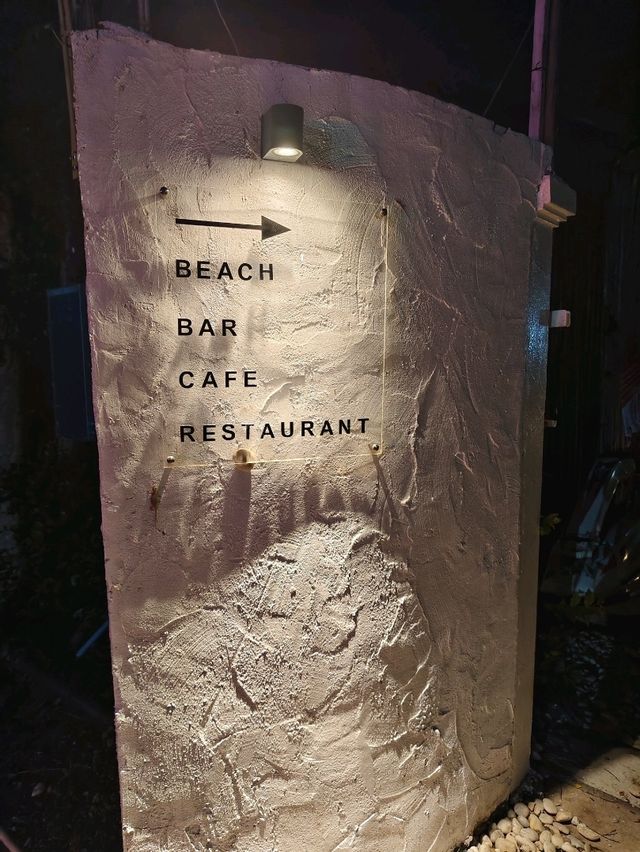 คาเฟ่และนั่งชิวริมหาดที่ Little town ศรีราชา