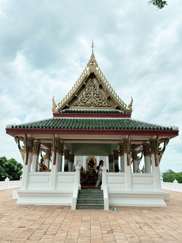 Unseen สุพรรณบุรี ที่วัดเขาดีสลัก 