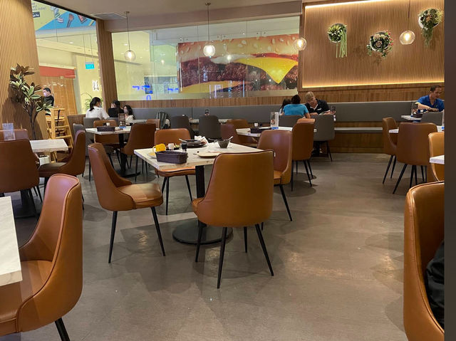 🍽️ Dinner at COLLIN’S® Marina Square – Hearty Plates, Laid-Back Vibes