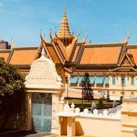 👑 "Crown Jewel of Cambodia: The Royal Palace of Phnom Penh