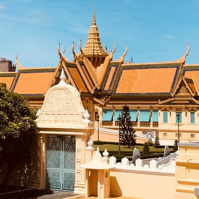 👑 "Crown Jewel of Cambodia: The Royal Palace of Phnom Penh