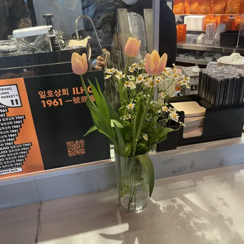 ☕️ ILHO Coffee – 전통시장 속 커피 챔피언 카페