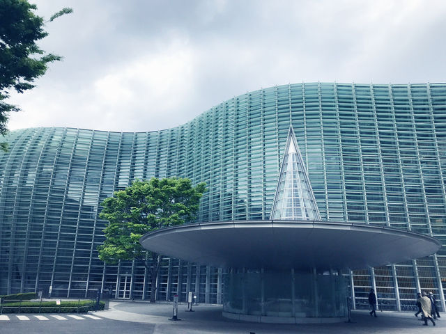 📸【建築美にときめく東京旅】波打つガラスが美しい、新国立美術館と空間にとけこむカフェ時間☕🏛 📸【建築美にときめく東京旅】波打つガラスが美しい、新国立美術館と空間にとけこむカフェ時間☕🏛