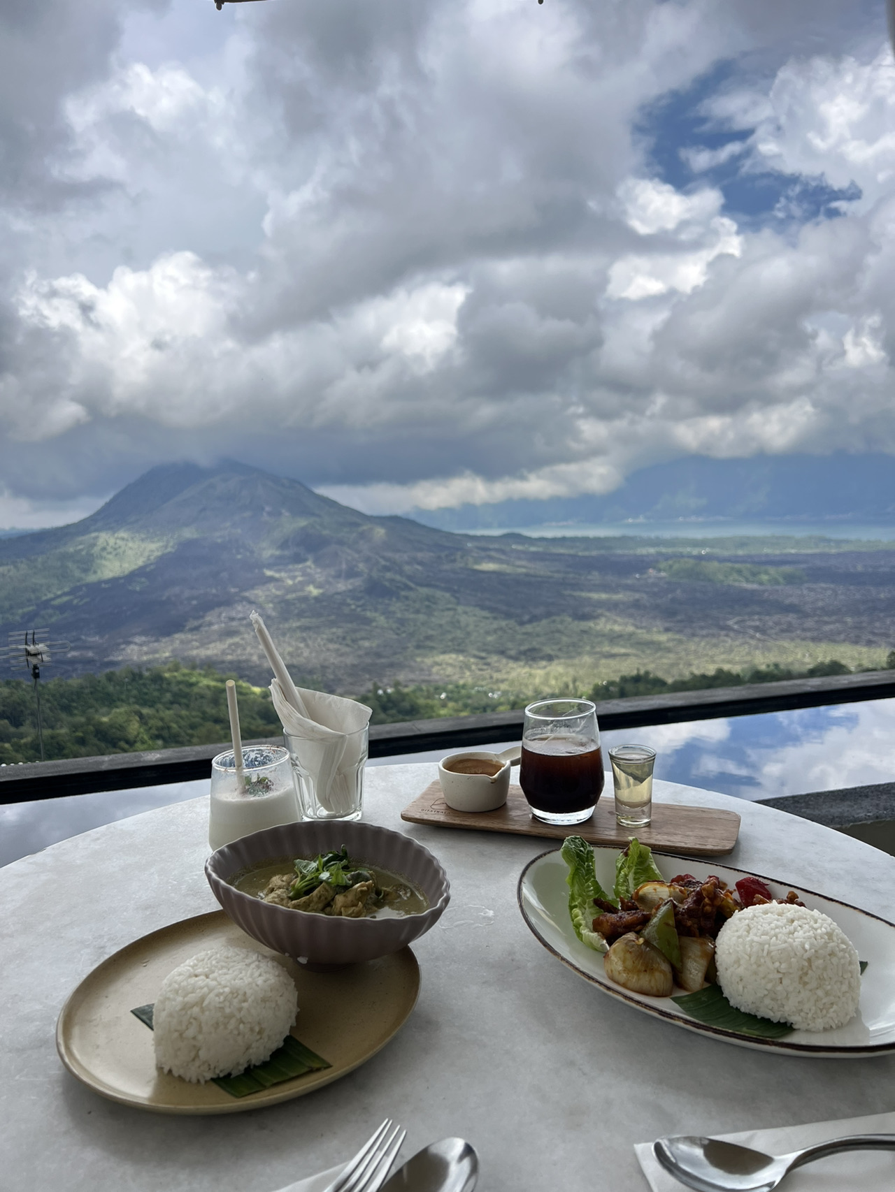 Dari saat Anda turun dari pesawat, rasanya seperti memasuki dunia lain—matahari, pantai, pohon kelapa, ombak, dan matahari terbenam yang memukau.

🗓️ Sorotan Perjalanan:
📌 Hari 1: Tiba di Ubud
Check-in di vila dengan pesona khas Bali (kolam renang pribadi! 😍), habiskan sore di kafe di tengah sawah, dan nikmati suasana hidup yang santai.

📌 Hari 2: Jelajahi Budaya Ubud
Kunjungi Istana Ubud, Pura Tirta Empul, berjalan-jalan di Hutan Monyet, dan nikmati pengalaman spa Bali yang autentik—sangat menyegarkan~

📌 Hari 3: Perayaan di Pesisir Selatan
Nikmati matahari terbenam di Tebing Cinta + tarian tradisional Kecak, ditutup dengan makan malam seafood di Pantai Jimbaran!

📌 Hari 4: Petualangan Pulau Blue Lagoon
Snorkeling, lompat ke laut, naik banana boat—benar-benar penuh keseruan! Laut di Pulau Blue Lagoon benar-benar biru mempesona~

📌 Hari 5: Kelapa Terakhir Sebelum Pulang 🥥
Nikmati brunch di restoran tepi pantai sambil mengucapkan selamat tinggal dengan hati yang berat~

📷 Sorotan Foto
✅ Snorkeling di Pulau Blue Lagoon
✅ Suasana pedesaan Ubud
✅ Matahari terbenam emas di Tebing Cinta
✅ Sarapan vila yang mewah

🌟 Tips Kecil:
✔️ Jangan lupa sunscreen!
✔️ Hotel yang dipesan melalui Trip.com sangat terjangkau dan termasuk antar-jemput bandara~
✔️ Disarankan menyewa skuter untuk berkendara sendiri—lebih bebas dan lebih terasa lokal!

💬 Bali benar-benar lebih dari sekadar liburan; ini seperti penyembuhan untuk jiwa. Jika Anda merencanakan liburan santai di pulau, jangan ragu—Bali layak untuk dikunjungi ❤️