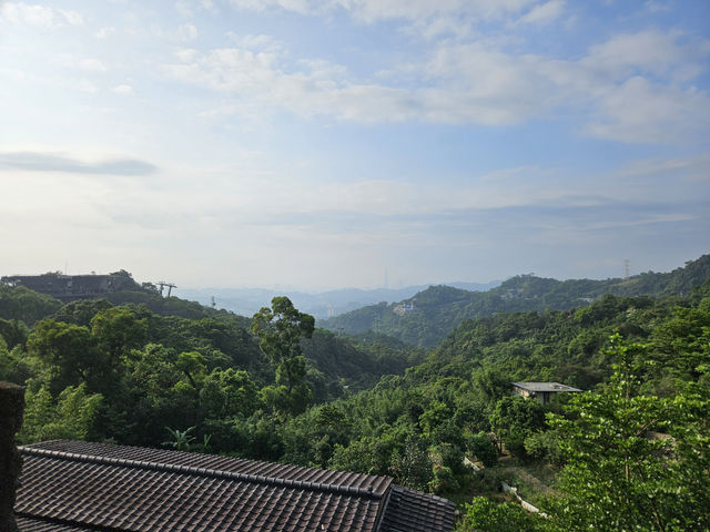🌄 Maokong Gondola: A Skyward Journey to Taipei’s Tea Paradise