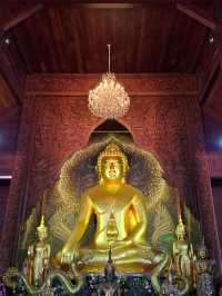พระประธานสีทองอร่าม ในโบสถ์ไม้สัก