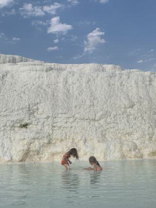 🤍 Pamukkale, a heavenly landscape enjoyed on top of white limestone layers
