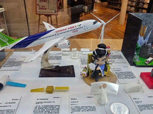 展板前探索創意世界，青少年創科實踐挑戰賽作品展