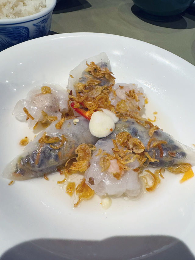 最迷人之處在於「中式手法與越南食材的結合」。餐廳主廚擅長將中國料理的細膩刀工與火候,融入越南獨特的香料與新鮮海產。像是以八角、花椒提味的燒肉,搭配當地爽脆的香草與米紙;或是以越南香茅、魚露入菜的清蒸魚 最迷人之處在於「中式手法與越南食材的結合」。餐廳主廚擅長將中國料理的細膩刀工與火候,融入越南獨特的香料與新鮮海產。像是以八角、花椒提味的燒肉,搭配當地爽脆的香草與米紙;或是以越南香茅、魚露入菜的清蒸魚