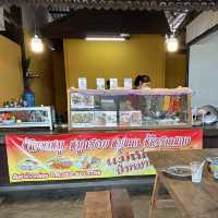 ฟินสองเมนู ข้าวขาหมู + หมูกรอบ หน้าหมู่บ้านถวาย