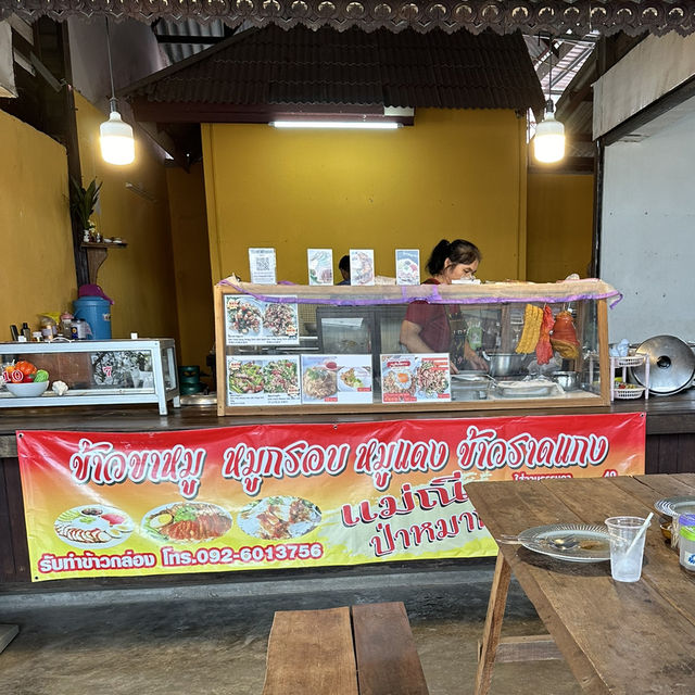 ฟินสองเมนู ข้าวขาหมู + หมูกรอบ หน้าหมู่บ้านถวาย