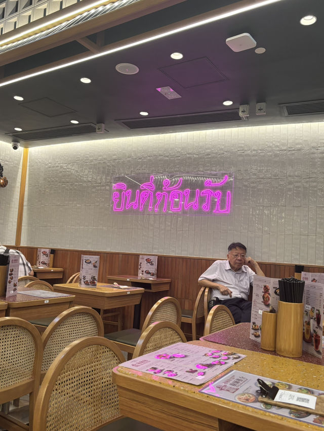 🌶️ 屯門泰料黑馬！「燒豬頸肉+炸蝦餅」封神組合～海南雞鮮嫩到犯規！
