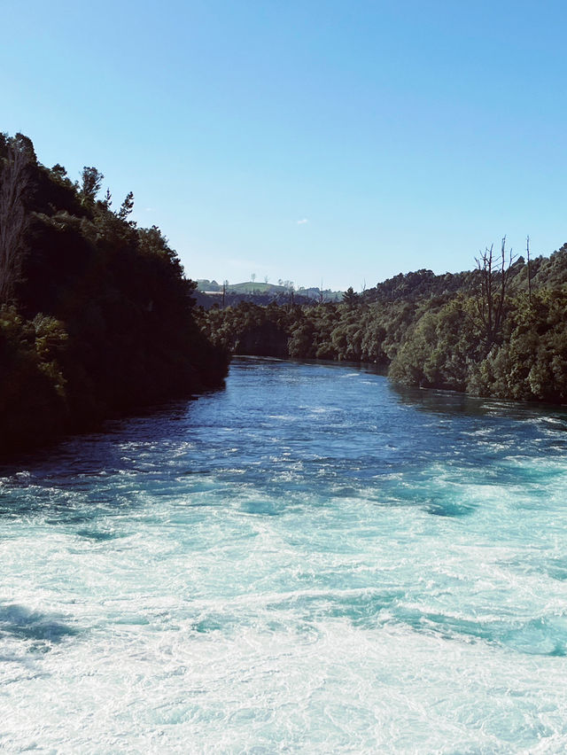 💧 Huka Falls: The Raging Beauty of New Zealand's Turquoise Power! 🌊