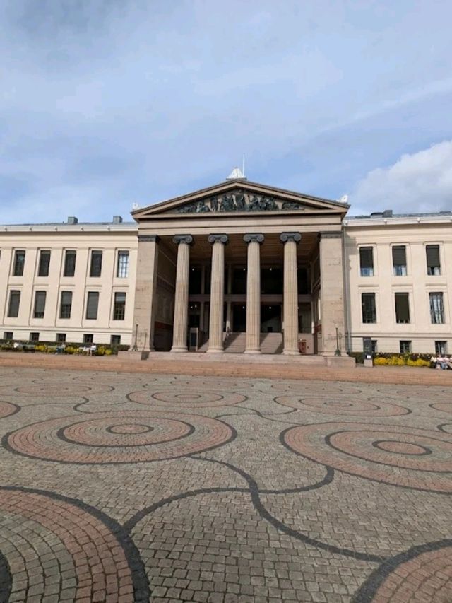 THE ROYAL PALACE IN OSLO. THE ROYAL PALACE IN OSLO.