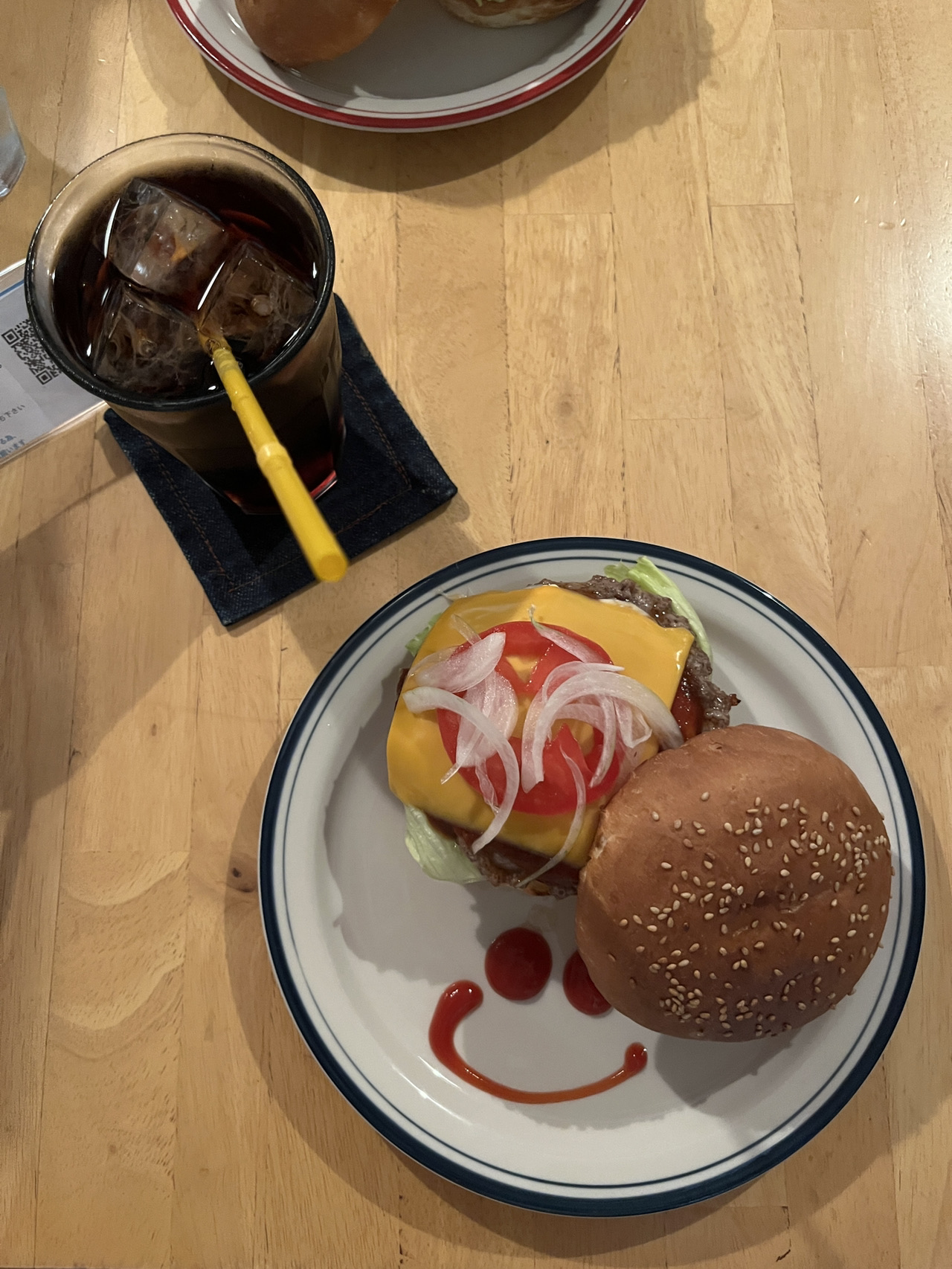 沖繩7日遊,悠閒又充實!首站沖繩海水族館,巨大水槽裡鯨鯊與魔鬼魚悠遊,令人驚嘆。潛水體驗超棒,潛入碧藍海底,近賞珊瑚礁與熱帶魚,彷彿進入另一世界。美國村夜晚煙花燦爛,伴著美食與音樂,氣氛熱鬧,讓人沉醉。其他時間悠閒漫步海灘,吹著海風,品嚐沖繩特色美食如海葡萄與苦瓜炒飯,享受南國慢活節奏。雖然非自駕遊,但當地巴士與計程車方便,輕鬆到達各景點。沖繩的陽光、海洋與熱情文化令人難忘,期待再次造訪這片天堂!