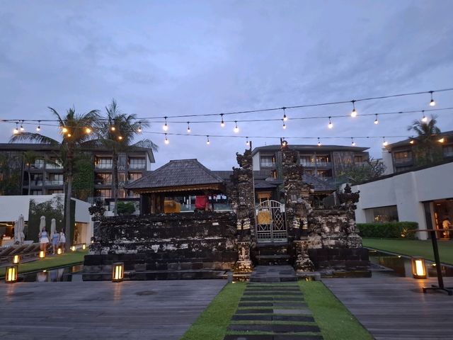 在水明漾的海岸線上,Alila Seminyak 的海邊酒吧是一個讓人自動慢下來的地方。
