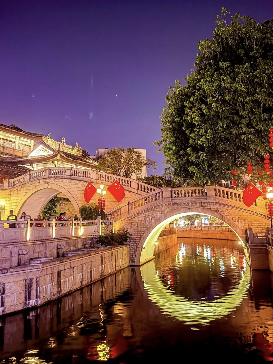 Short trip to explore landmarks, enjoy dim sum, and shop without feeling exhausted

Day 1 — Arrival in Guangzhou & City Landmarks
✈️ Arrive in Guangzhou, head to the city and check into a hotel in Tianhe district (convenient location)

📸 Start with the highlights
🗼 Canton Tower
→ Take photos in the evening–night, the lights are stunning
🚶♀️ Stroll along the Pearl River, great atmosphere

🍽️ Dinner: Authentic Cantonese dim sum or roasted duck
🌙 Return to the hotel and relax

⸻

Day 2 — Famous Temple & Shopping
🌄 Morning visit to
🛕 Temple of the Six Banyan Trees
✨ Beautiful ancient pagoda, very classic

Followed by
🛍️ Heavy shopping at Beijing Road Pedestrian Street
→ Popular walking street
→ Features brands, clothing, and street food

Afternoon
☕ Stop by a café or shop at malls around Tianhe
🌙 Evening enjoy hotpot or Cantonese cuisine

⸻

Day 3 — Local Market & Souvenirs
☀️ Morning stroll at a local market or nearby mall
🛍️ Buy popular souvenirs
	· Cantonese snacks
	· Chinese tea
	· Cute gifts

🧳 Pick up your luggage
✈️ Head back home

⸻

💡 Trip Vibes
🏙️ Modern city, easy to explore
🥢 Legendary delicious dim sum
🛍️ Perfect for shopaholics

📌 Ideal for a short trip to experience a big city in China without too much hustle and bustle ✨