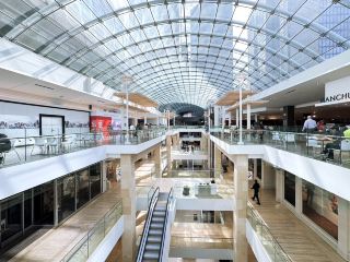 《カルガリーで最も美しいショッピングモール｜CORE Shopping Centre スカイガーデンと自然光の美学》。