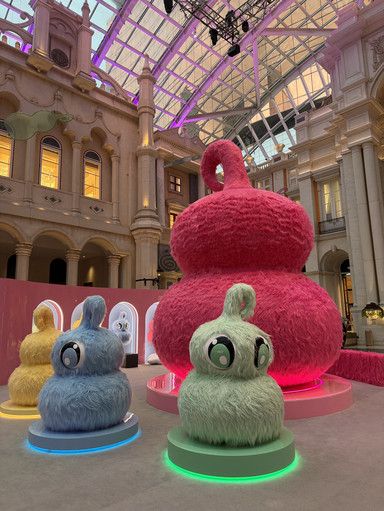 ピンク ぬいぐるみ 巨大なピンクのぬいぐるみ、可愛く登場 。 | Trip.com マカオ
