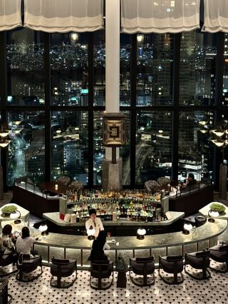 [Osaka] A Lounge Bar in the Sky. Waldorf Astoria Osaka.