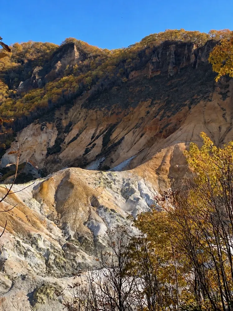 【北海道・登別】白色地獄谷變身金黃色 🍁 秋日必去嘅登別溫泉散步指南