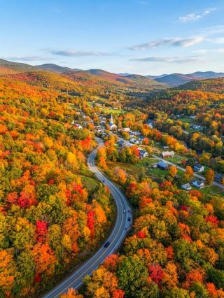 The New England fall maple viewing route is definitely a must-do classic in the fall! Every year from late September to mid-October, the entire region of New England (including Vermont) is transformed into a sea of ​​colorful maple leaves. Vermont's country roads are full of beautiful scenery, intertwined with gold and red, as if you are in an oil painting.

🗺️Featured Autumn Tours:
It is recommended to drive from Stowe via Smugglers’ Notch Scenic Drive and Route 100. There are postcard-like scenery along the way, including the historic Red Bridge, a tranquil lake, and farmhouses full of small town flavor. The following checkpoints are highly recommended:

· Stowe: The town is full of New England vibes, with the Stowe Community Church white spire church and the magnificent maple forest behind it as a highly representative location.
· Smugglers’ Notch State Park: Walk through the mountain paths to find the best photo-taking angle, with clouds and mist in the valleys while admiring the layers of color.
· Woodstock: Known as one of the most beautiful towns in New England, you can stop by the Billings Farm & Museum for authentic rustic scenery.

💡Autumn maple viewing must-do experience:
· Join a hot air balloon sightseeing overlooking the colorful class of mountains.
· Stop by a small cafe in the countryside to enjoy authentic maple muffins.
· Get handmade maple syrup souvenirs for your friends and family.
· Admire the New England wooden bridge named "Covered Bridge" up close.

📸Must-see spot:
· Stowe Mount Mansfield: As the highest peak in Vermont, the panoramic view from the top is stunning.
· Moss Glen Falls & Warren Falls: Autumn waterfalls with autumn leaves are fresh and natural.
· Sleepy Hollow Farm: A typical pictorial-style farmhouse with a super popular photo spot.

🔎 Tips & Notes:
1. Book a car rental in advance, the hot season in autumn is very easy to full, remember to check the road conditions before the trip.
2. Pay attention to the local official maple leaf progress (foliage report) and choose the time with the most beautiful colors to go.
3. Lightweight equipment (thin jacket, non-slip sneakers) essential, low temperatures in the morning and evening.
4. Most rural areas do not have many restaurants, it is recommended to bring your own snacks and drinks.
5. The camera comes with a telephoto lens that captures the layering of distant mountains.

Summary: A autumn viewing trip to New England, USA, especially Vermont, finds the feeling of a paradise and satisfies all imaginations of autumn fairy tales. Whether you are a photography fan, a parent-child trip or a girlfriend taking a picture, you will have an unforgettable golden autumn memory.

Topic: #New England Maple Viewing #Vermont Drive #Fall Trip #Maple Leaf Beauty #US Photo Spots