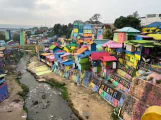 🎨【Malang, Indonesia】Unlock the authentic charm of Malang! Juicy meatballs by the train & a rainbow village that looks like it fell into a palette of colors 🍧🌈
