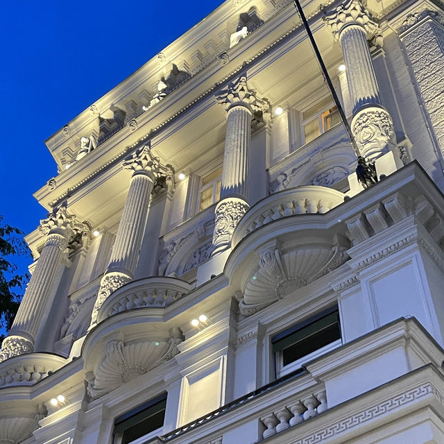 Hotel Motto “Vienna+Paris: A Love Story”💘