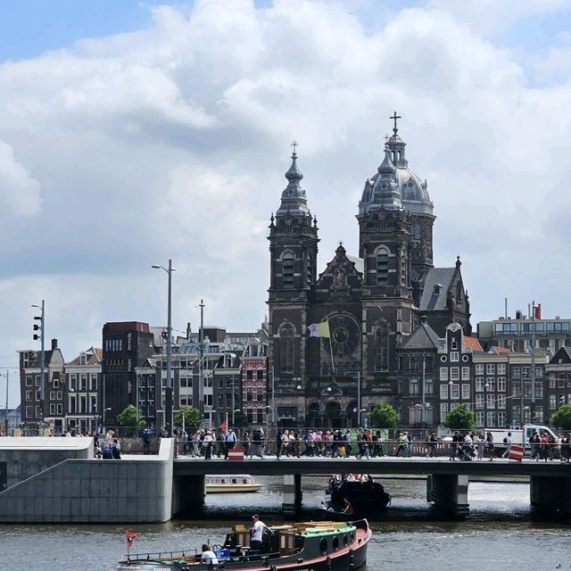 "Discover Amsterdam: A Blend of History, Culture, and Modern Charm"