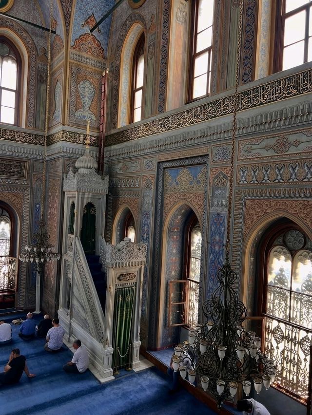 Valide Sultan Mosque, Türkiye: Graceful Legacy of Ottoman Queens