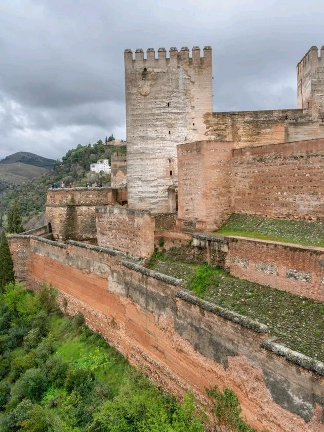 🌄 The Hills of Granada: A Tapestry of History and Breathtaking Views 🇪🇸✨