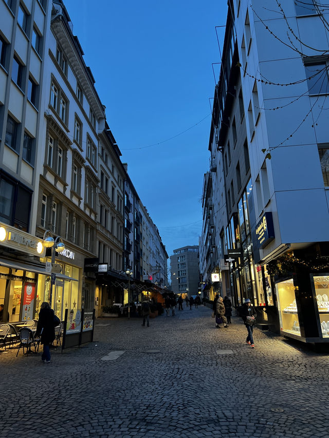 🌃✨ Frankfurt am Main at Night – Where Skyscrapers Shine and History Whispers 🌉🌟 