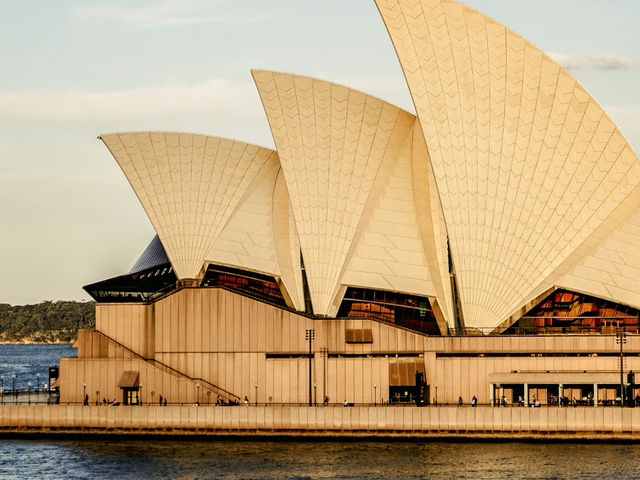 🍁 Sydney Opera House – Coastal Autumn Breeze 