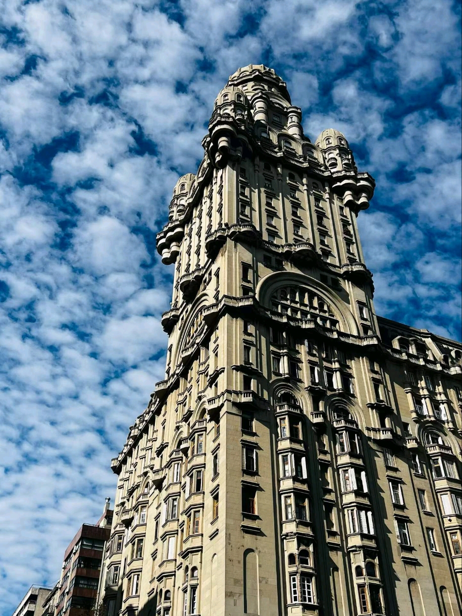Landmark Legendaris di Montevideo: Palacio Salvo.