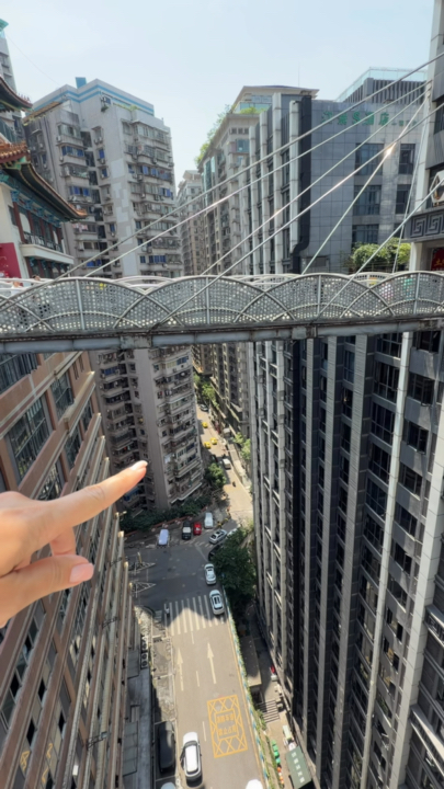 Chongqing adalah kota di mana bahkan GPS pun bisa bingung. Lebih tepatnya, dengan melihat peta, Anda tidak selalu bisa mengetahui di lantai berapa bangunan yang Anda cari berada.

Arsitektur bertingkat Chongqing adalah ciri khasnya; bukan tanpa alasan kota ini disebut "kota vertikal"—bangunannya benar-benar terintegrasi ke dalam perbukitan tempatnya berada di antara sungai-sungai.

Terdapat tangga, eskalator, dan lift tidak hanya di dalam bangunan tetapi juga di mana-mana di jalanan.

Dalam kasus Lapangan Kuixinglou, jika Anda berdiri di satu titik dan melihat ke bawah, Anda mungkin mendapati diri Anda berada di lantai 22, meskipun dari sisi lain pintu masuk, Anda akan berada di lantai pertama.

Lokasi di video:
📍Kuixinglou 魁星楼
Alamat: HH5F+VC3, Distrik Yuzhong, Chongqing, Cina, 400010
Alamat dalam bahasa Mandarin: 重庆市渝中区邮政编码: 400010

#china #chongqing