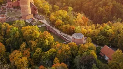 シグルダ — ガウヤ渓谷を見守る3つの城と秋に彩られるラトビアの町 🏰🍂 — traveler post in Cesis