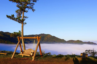Fairyland truly exists! Climb Kunimi-gaoka in Takachiho, Miyazaki Prefecture, and step into the breathtaking Kyushu scenery gently enveloped by a sea of clouds and mythical landscapes.